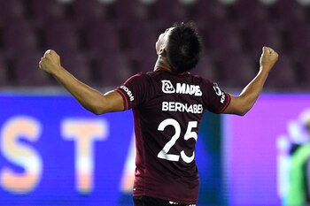 Alexandro Bernabei de Lanús celebra hoy, en un partido de las semifinales de la Copa Sudamericana entre Club Lanús y Vélez en el estadio Ciudad de Lanús (Argentina). EFE/Marcelo Endelli