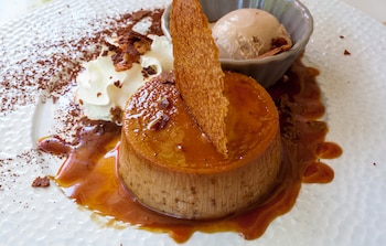 Flan turrón de chocolate. (Adobe