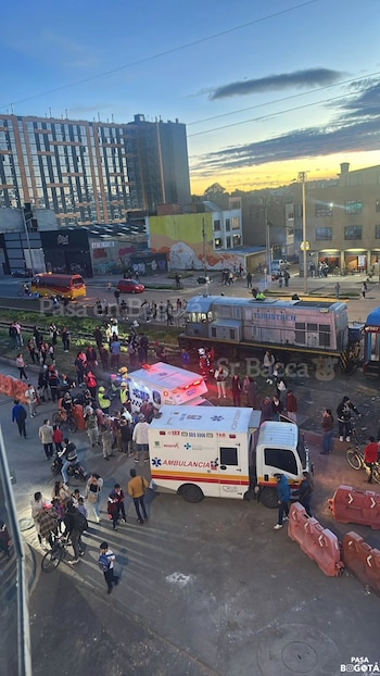 La afectada recibió atención médica de urgencia tras ser impactada en la intersección de la avenida carrera 9 con calle 188, lo que obligó a detener la operación ferroviaria y complicó el tráfico en el sector norte de Bogotá - crédito @PasaenBogota / X