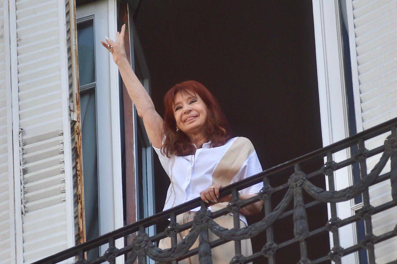 Cristina Kirchner volvió a salir al balcón en la tarde de ayer, durante una marcha de la militancia por el 8M
