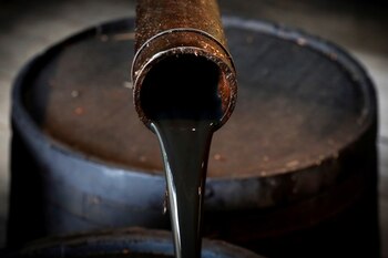 El petróleo sale de un pozo original de 1859 de Edwin Drake que lanzó la industria petrolera moderna en el Drake Well Museum and Park en Titusville, Pensilvania, EEUU