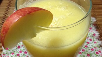 El jugo de manzana se