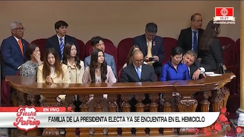 La presencia de Adrián Harboe junto a Kyara Villanella en la ceremonia oficial generó comentarios en redes sociales, reflejando el interés del público por la vida personal de la familia presidencial. Latina/ YouTube