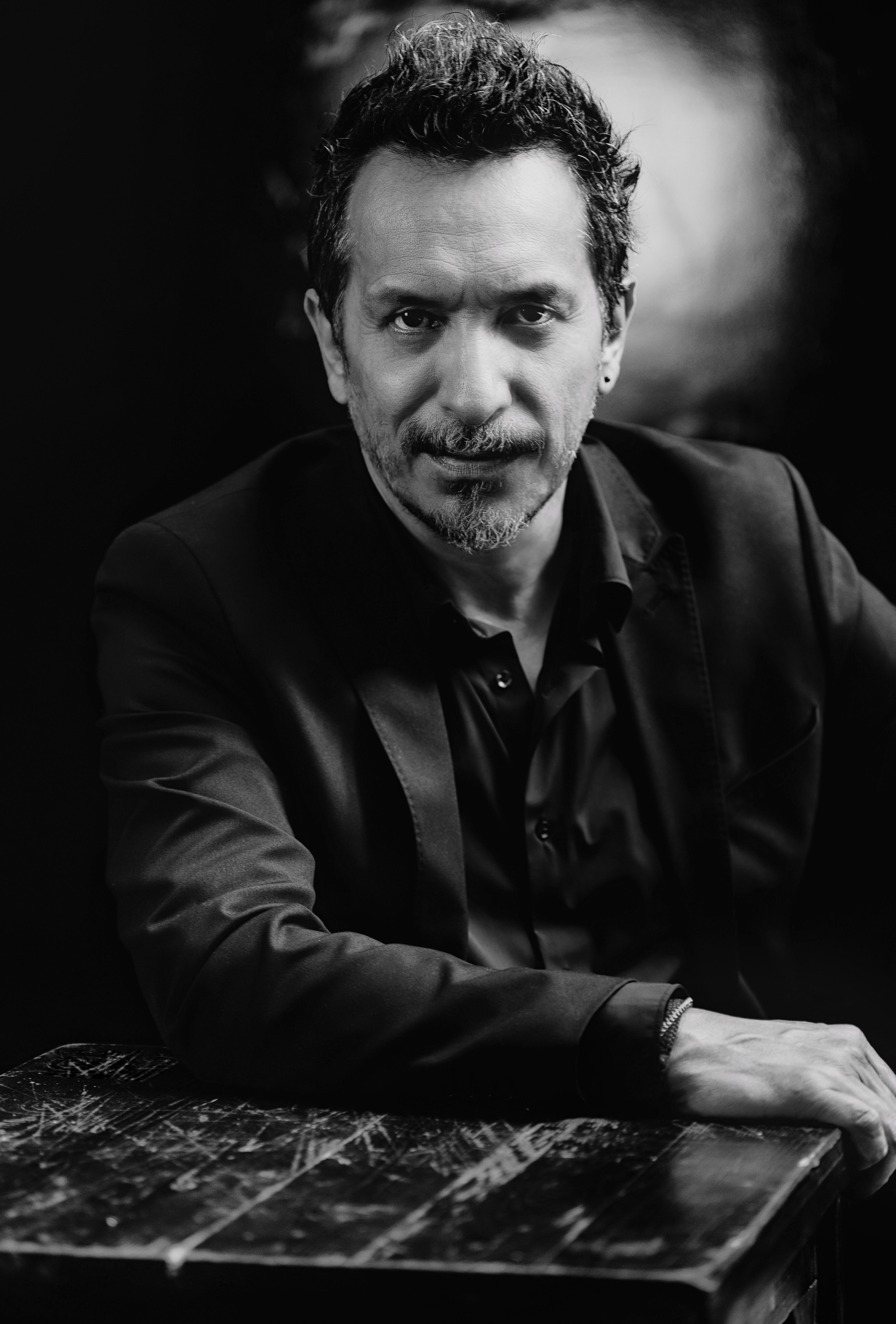 La técnica de iluminación pictórica de Oscar Perfer busca que el público se sienta observado por los personajes de la novela