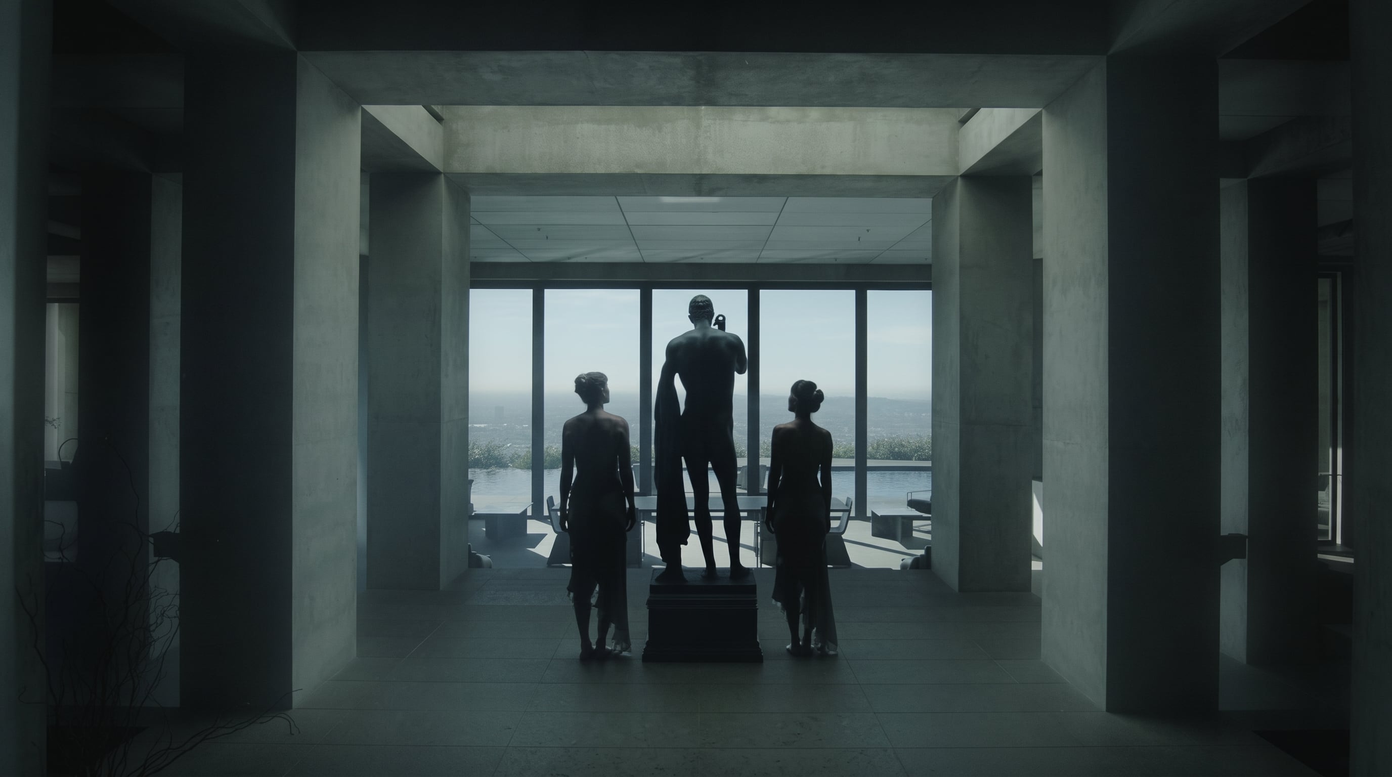 La producción del material audiovisual contó con la dirección de fotografía de Emmanuel Lubezki y el diseño de producción de Ethan Tobman. (Captura de video)