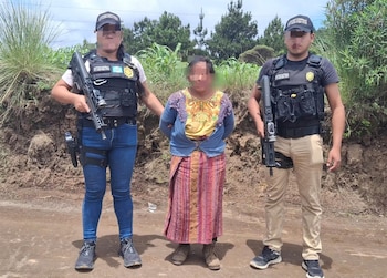 La PNC de Guatemala capturó en Momostenango, Totonicapán, a Elena "N", acusada de secuestro y complicidad en abuso sexual contra una vecina. (Foto cortesía PNC de Guatemala)