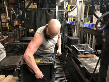 FOTO DE ARCHIVO: Un empleado