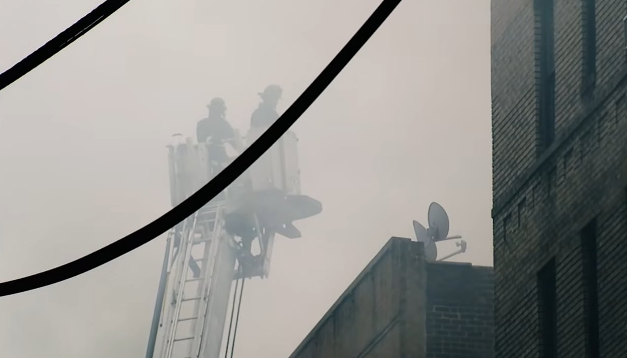 El operativo movilizó a decenas de rescatistas, que trabajaron durante horas entre humo, derrumbes parciales y estructuras inestables para evacuar a los vecinos (@Eyewitness News ABC7NY)