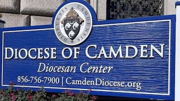 Un letrero azul texturizado con