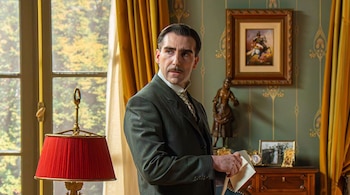 La Promesa: Lorenzo manipula las cartas de Curro y Alonso. (RTVE)