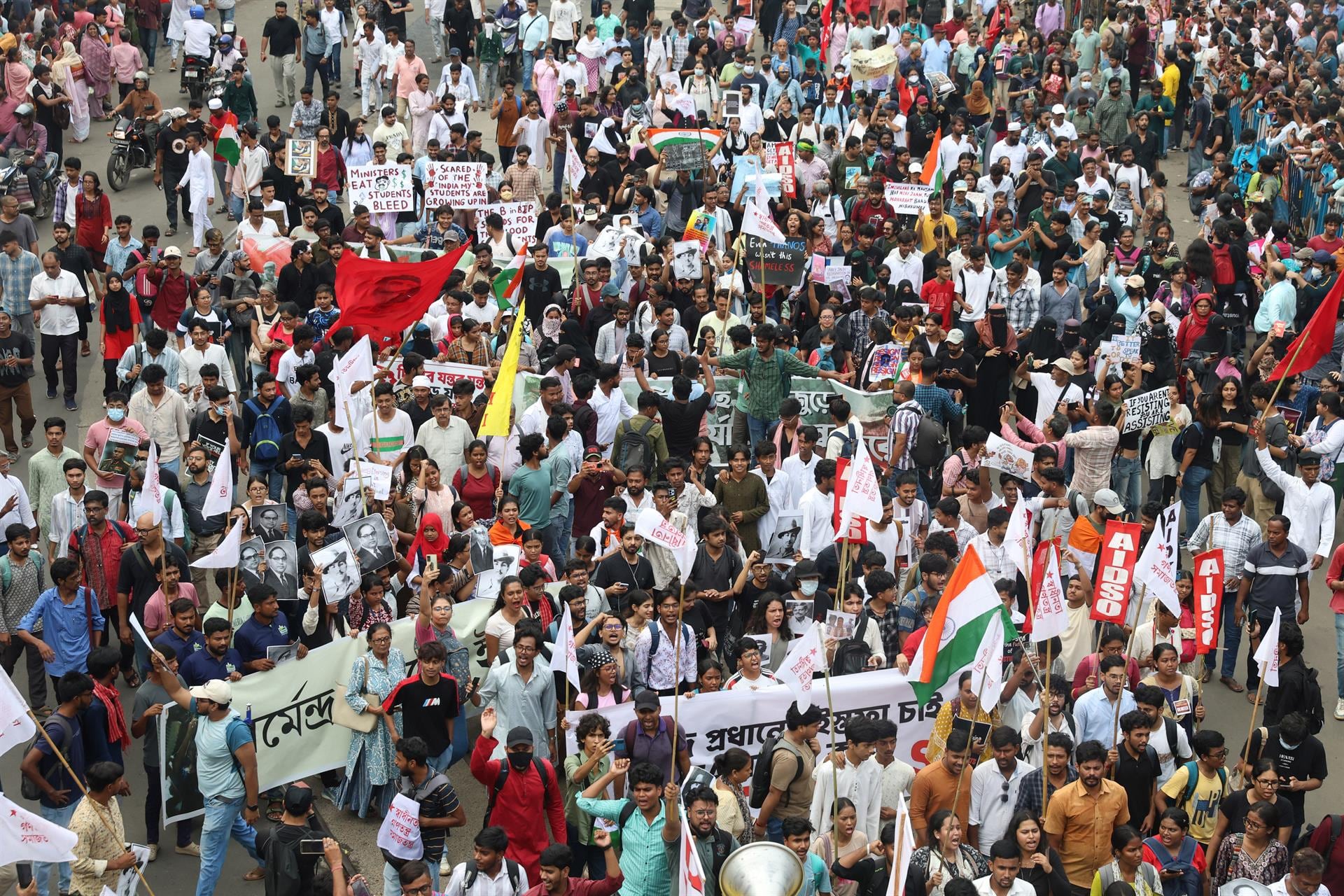 Dimite el ministro de Educación de India tras las fuertes protestas por la filtración de preguntas de exámenes