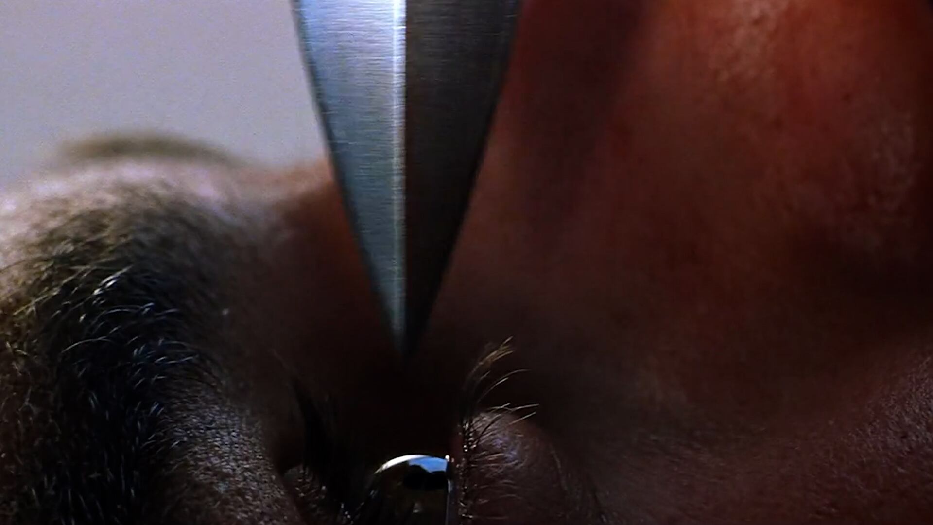 Cruise permitió que la hoja del cuchillo se acercara a un centímetro de su ojo durante la grabación