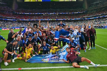 Los jugadores de la selección de Cabo Verde celebran con los aficionados tras clasificarse para la fase de eliminación directa del Mundial 2026. EFE/EPA/SAM WASSON