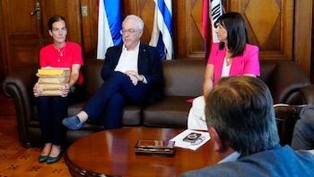 El canciller Lubetkin entrega el