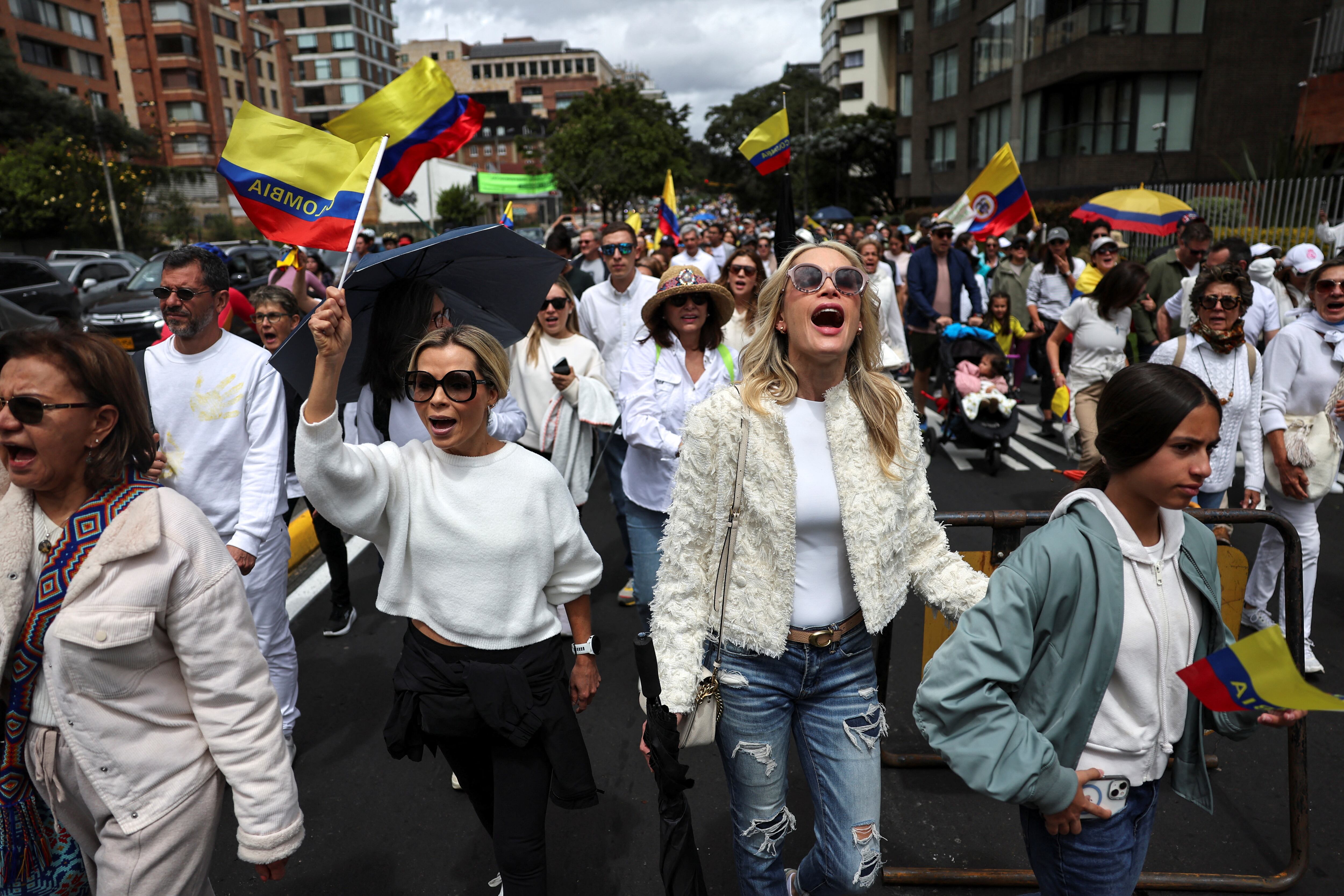 La ciudadanía está extendiendo un mensaje en contra de los mensajes de odio político, con los que acusan que son promovidos por el Gobierno - crédito Luisa Gonzalez/Reuters