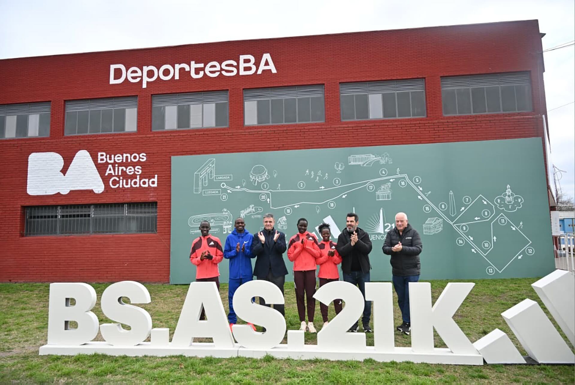 La presentación de los 21K de Buenos Aires de este año con la presencia de varios corredores de elite