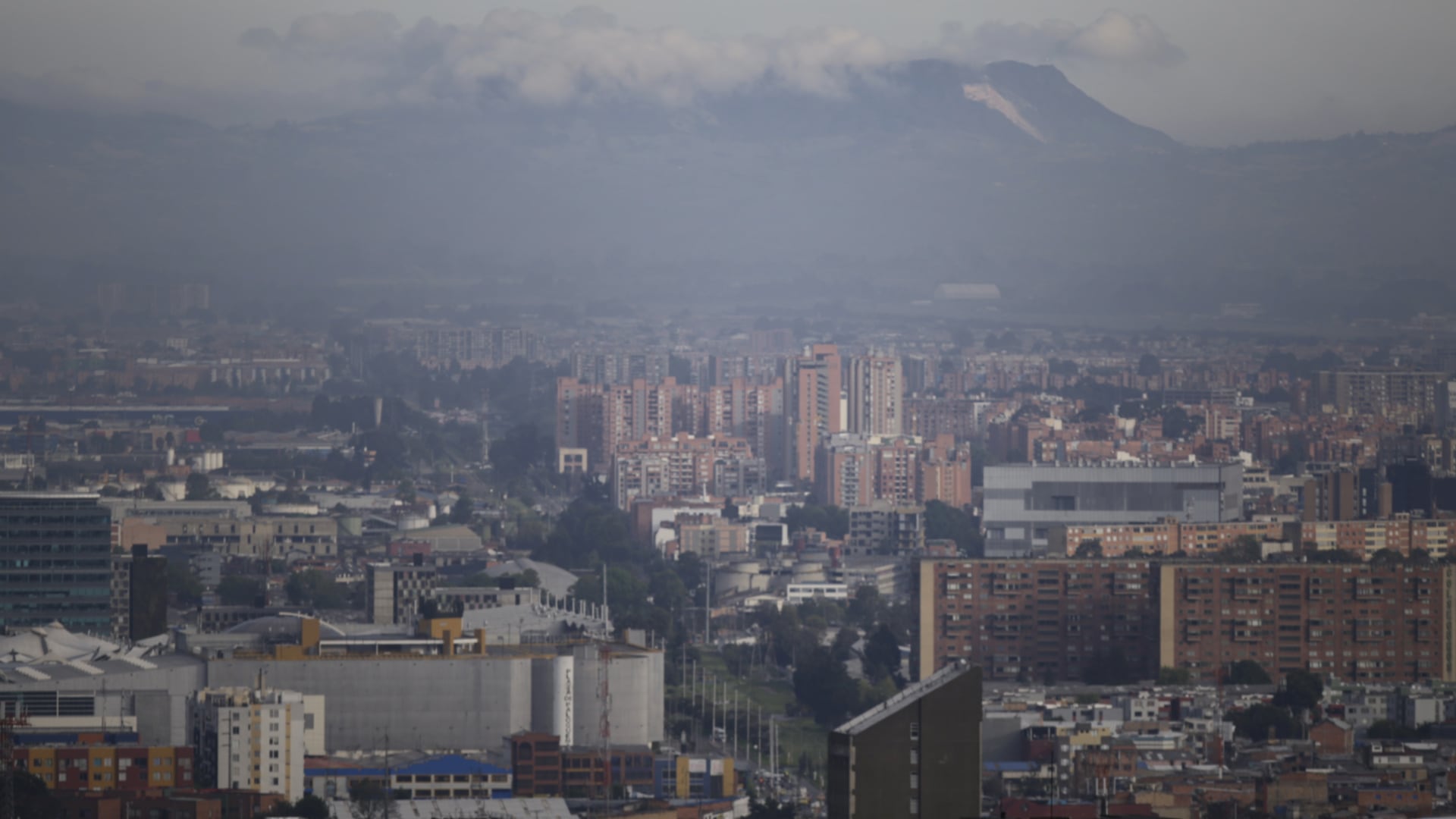 La mezcla de emisiones urbanas configura un escenario persistente de deterioro ambiental en la capital. - crédito Colprensa
