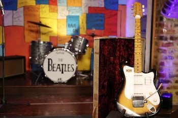 La guitarra Futurama está valuada entre 600.000 y 800.000 dólares según la agencia Reuters (REUTERS/Phil Noble)