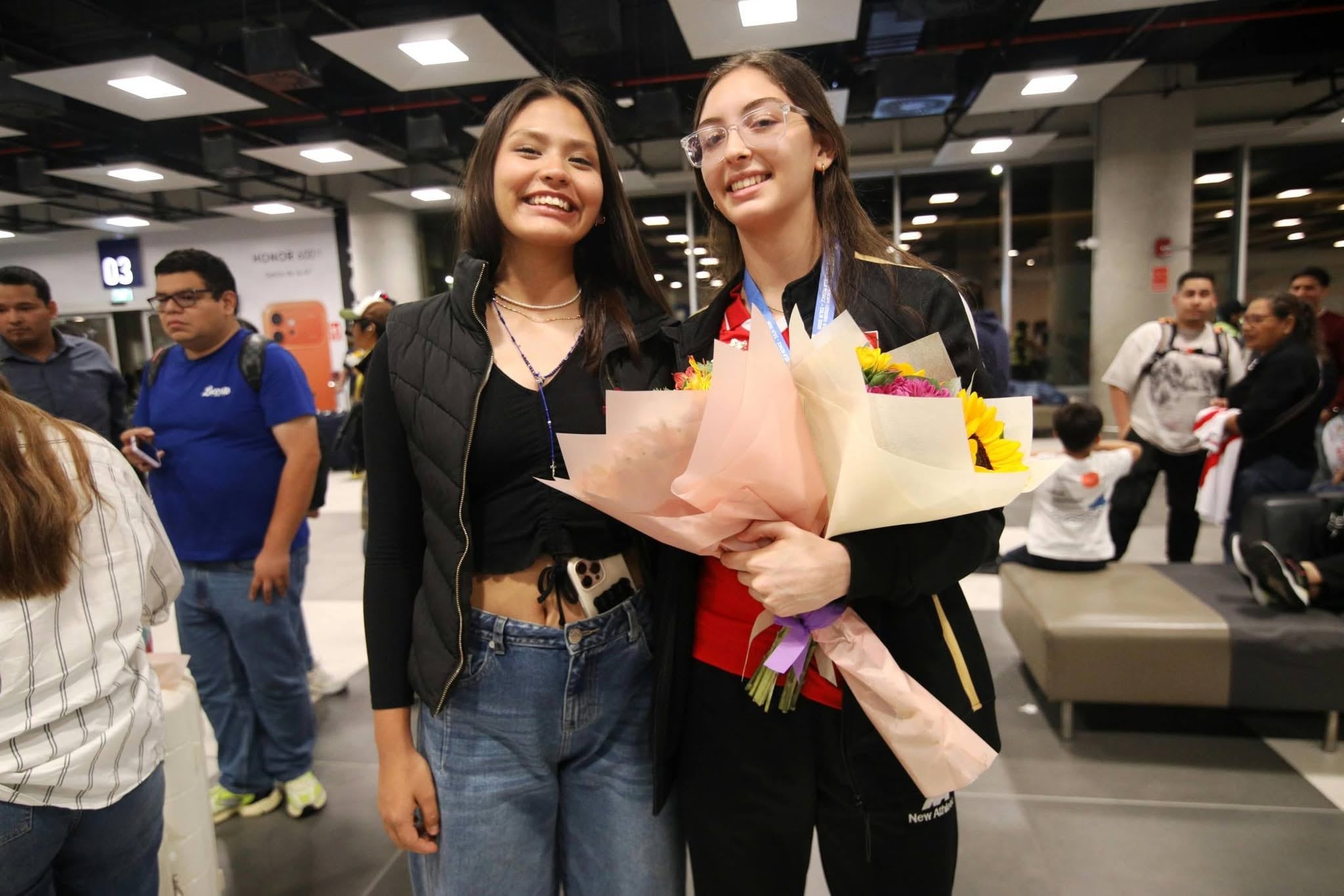 Tamara Galdos recibida en el aeropuerto por su compañera de la sub 17, Dara Herrada. Crédito: CSV