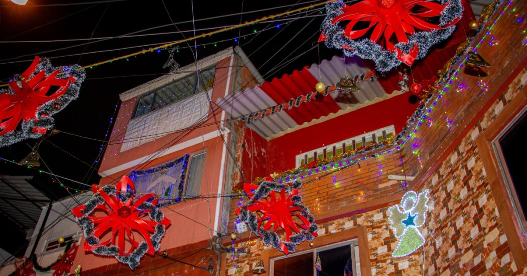 La ley prohíbe mantener adornos o luces durante todo el año, ya que esto afecta la apariencia del edificio - crédito Alcaldía local de los Mártires