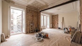 El ‘flipping’ inmobiliario se atasca en Madrid: comprar pisos antiguos, reformarlos y revenderlos como lujo ya no da el margen de antes