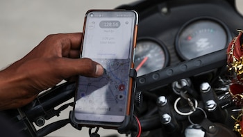 Otro violento robo a un conductor de aplicación en La Plata: lo golpearon y se llevaron su moto