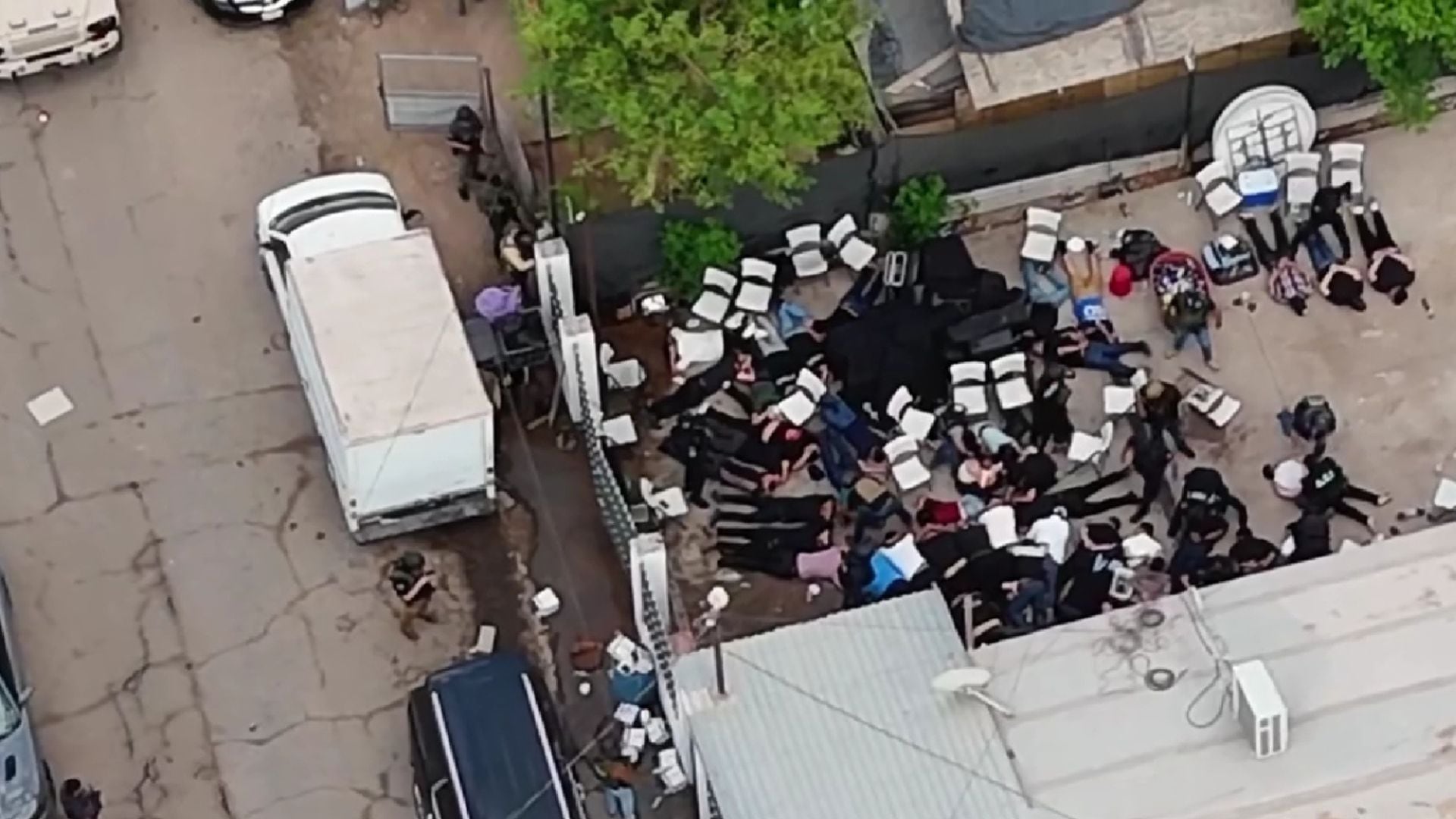 El Mike estaría entre las personas detenidas tras el operativo que duró cerca de 18 horas. Crédito: FGE Baja California