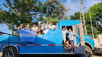 Los amigos paseando en el