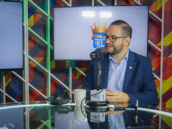 Daniel Méndez, secretario de Innovación, explica los alcances del programa Certifícate durante una entrevista en Radio YSKL (Cortesía: Secretaría de Prensa).