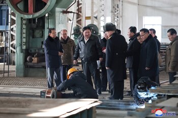 Kim Jong-un visita el astillero Nampo en Corea del Norte. REUTERS