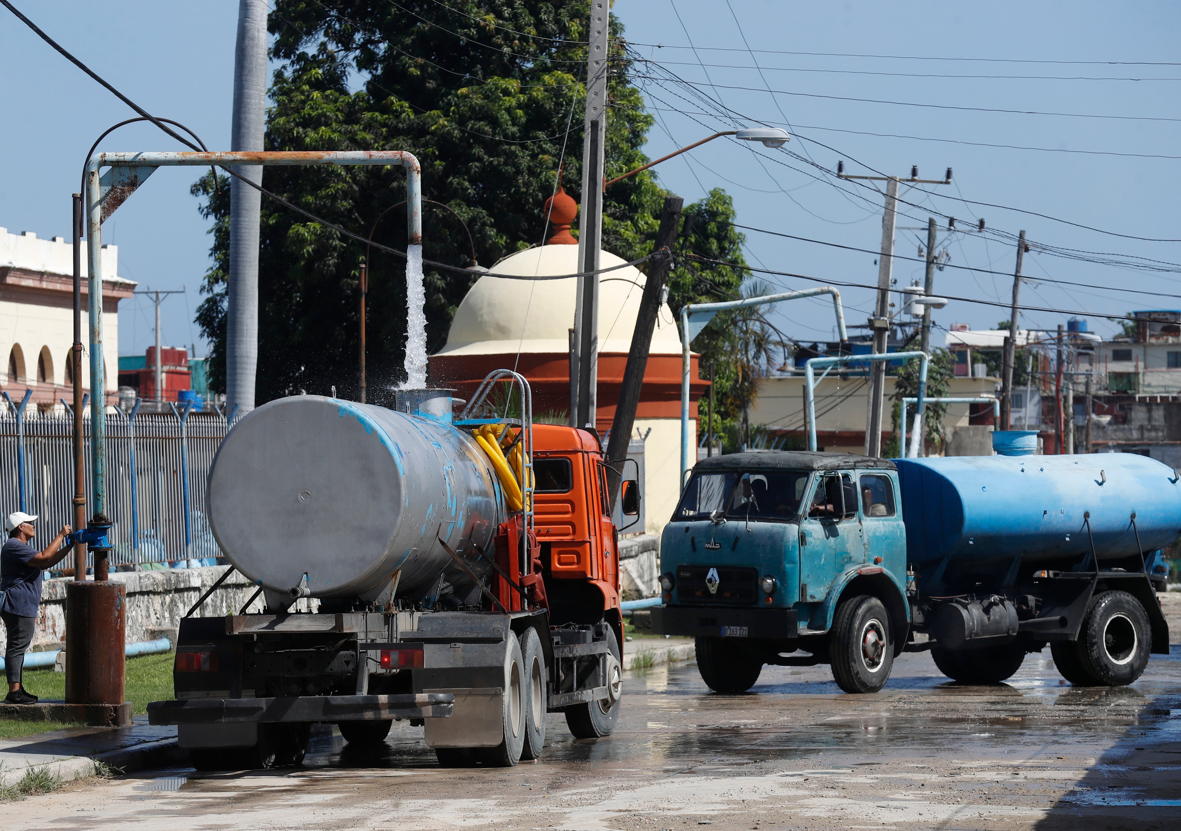 Camiones cisterna son cargados con agua en La Habana (EFE/Yander Zamora/Archivo)