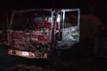 Delincuentes incendiaron maquinaria de una