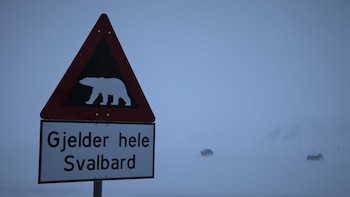 Una señal de tráfico advierte