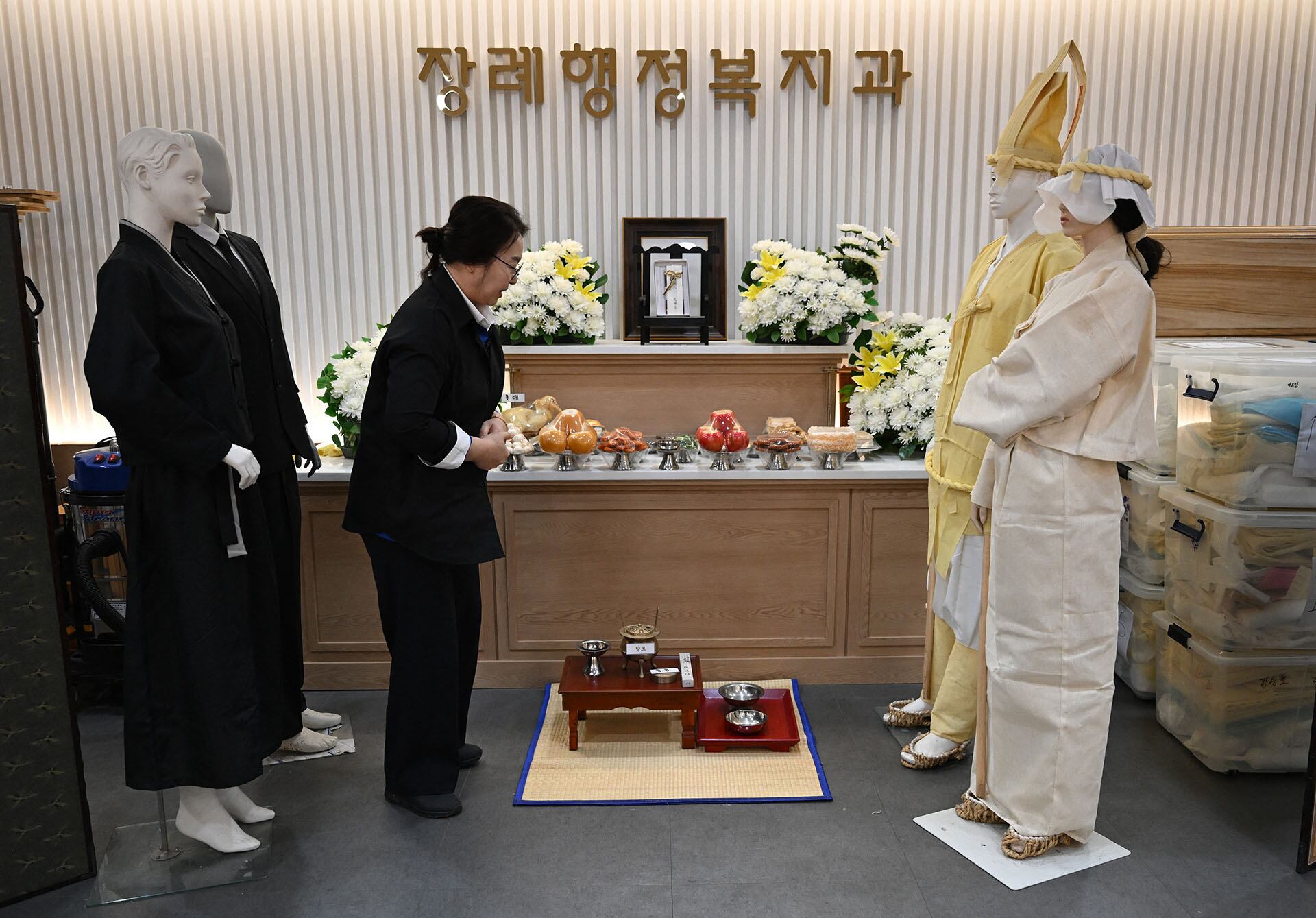 En una fotografía tomada el 24 de septiembre de 2025, un instructor muestra un altar funerario instalado en un aula durante una clase de administración funeraria en el Instituto de Ciencia y Tecnología de Busan. (Foto de Jung Yeon-je / AFP) /
