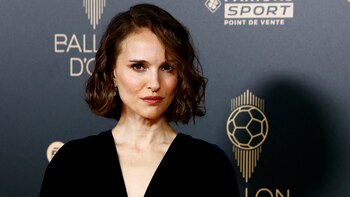 Natalie Portman lució deslumbrante en la alfombra del Balón de Oro