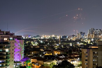 Las brigadas Ezzedine al-Qassam, brazo armado del grupo terrorista Hamas, reivindicaron el ataque con cohetes M90 efectuado en “respuesta a la masacre de civiles” perpetrada por Israel. (REUTERS)