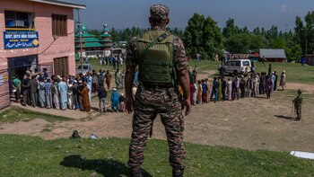 Un soldado paramilitar hace guardia