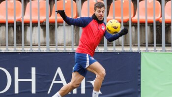 Azpilicueta renueva una temporada por