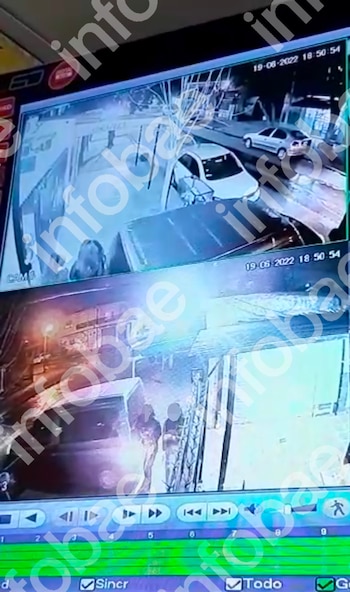 Pantalla con dos vistas de cámara de seguridad mostrando dos vehículos y personas en una calle, con fecha y hora en la parte superior de cada vista