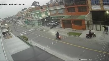 波哥大的普恩特阿兰达社区对摩托车小偷的袭击和抢劫保持警惕