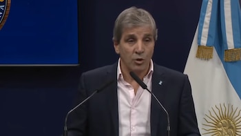 Caputo precisó que la reducción gradual y programada de retenciones no dependerá de la recaudación fiscal