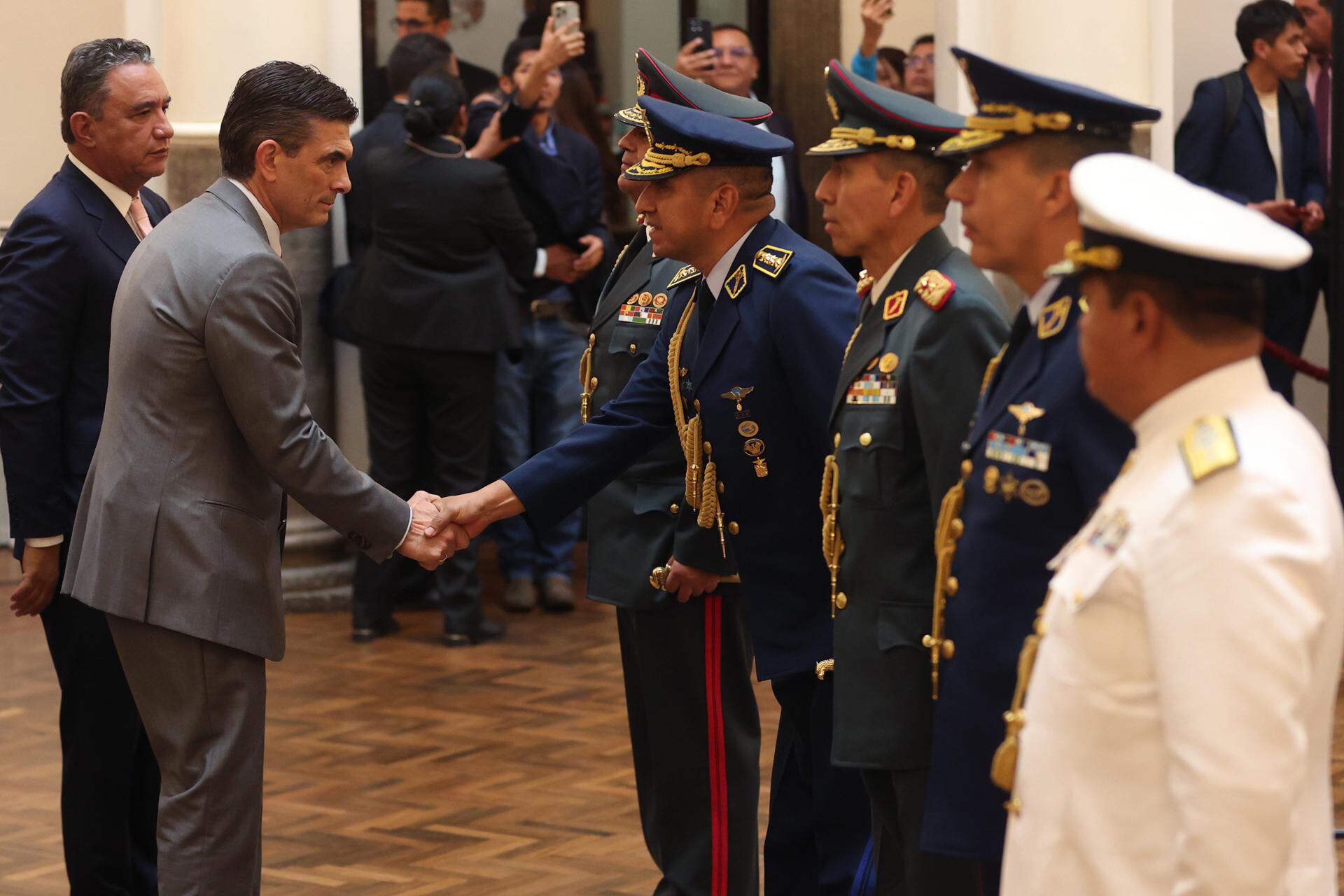 El presidente de Bolivia, Rodrigo Paz saluda al nuevo alto mando militar este jueves en el Palacio de Gobierno, en La Paz (EFE/Luis Gandarillas)