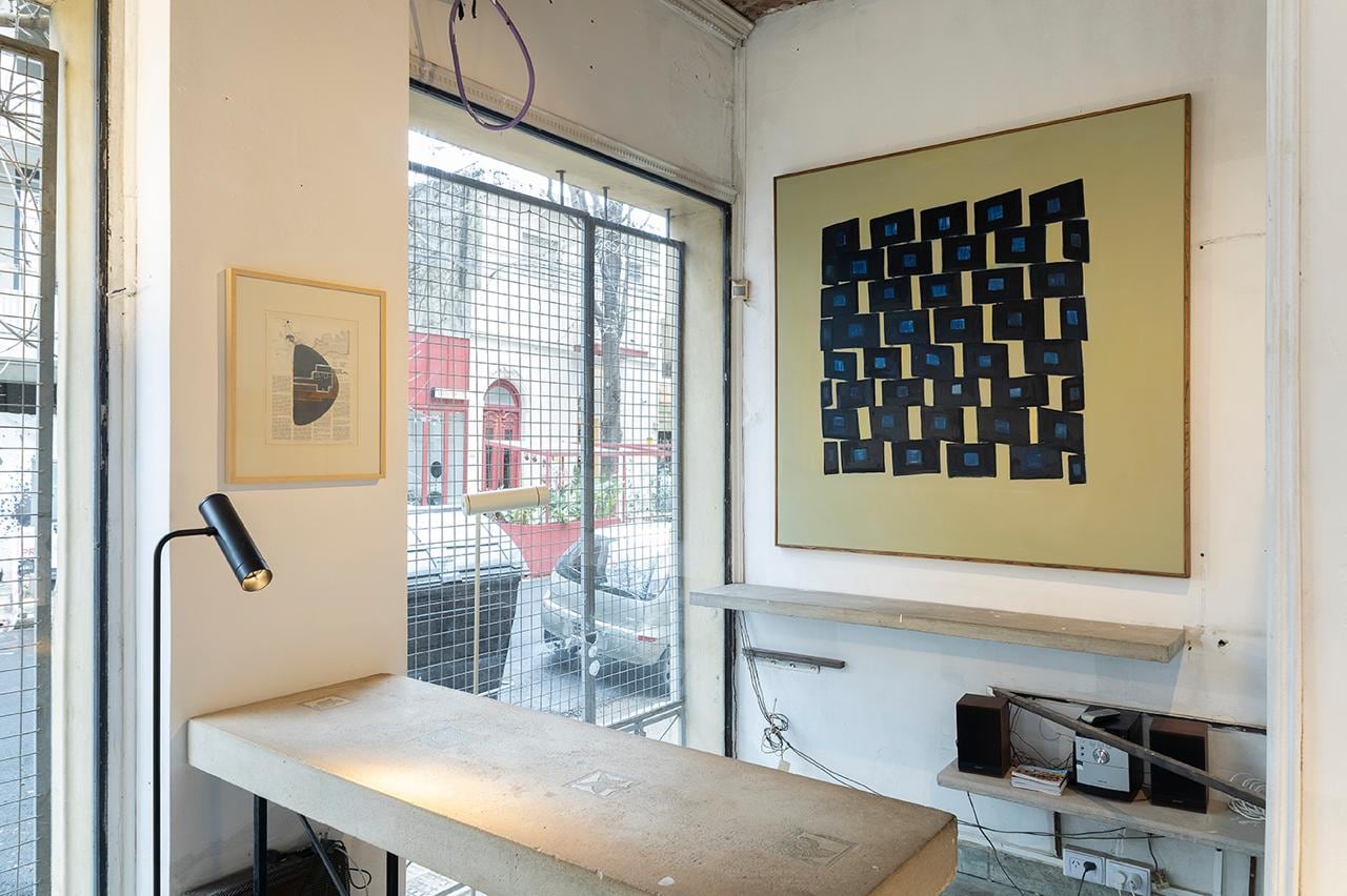 Obras de Luciana Levinton que reinterpretan planos arquitectónicos, mobiliario y textiles diseñados por Eileen Gray