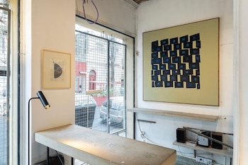 Obras de Luciana Levinton que reinterpretan planos arquitectónicos, mobiliario y textiles diseñados por Eileen Gray