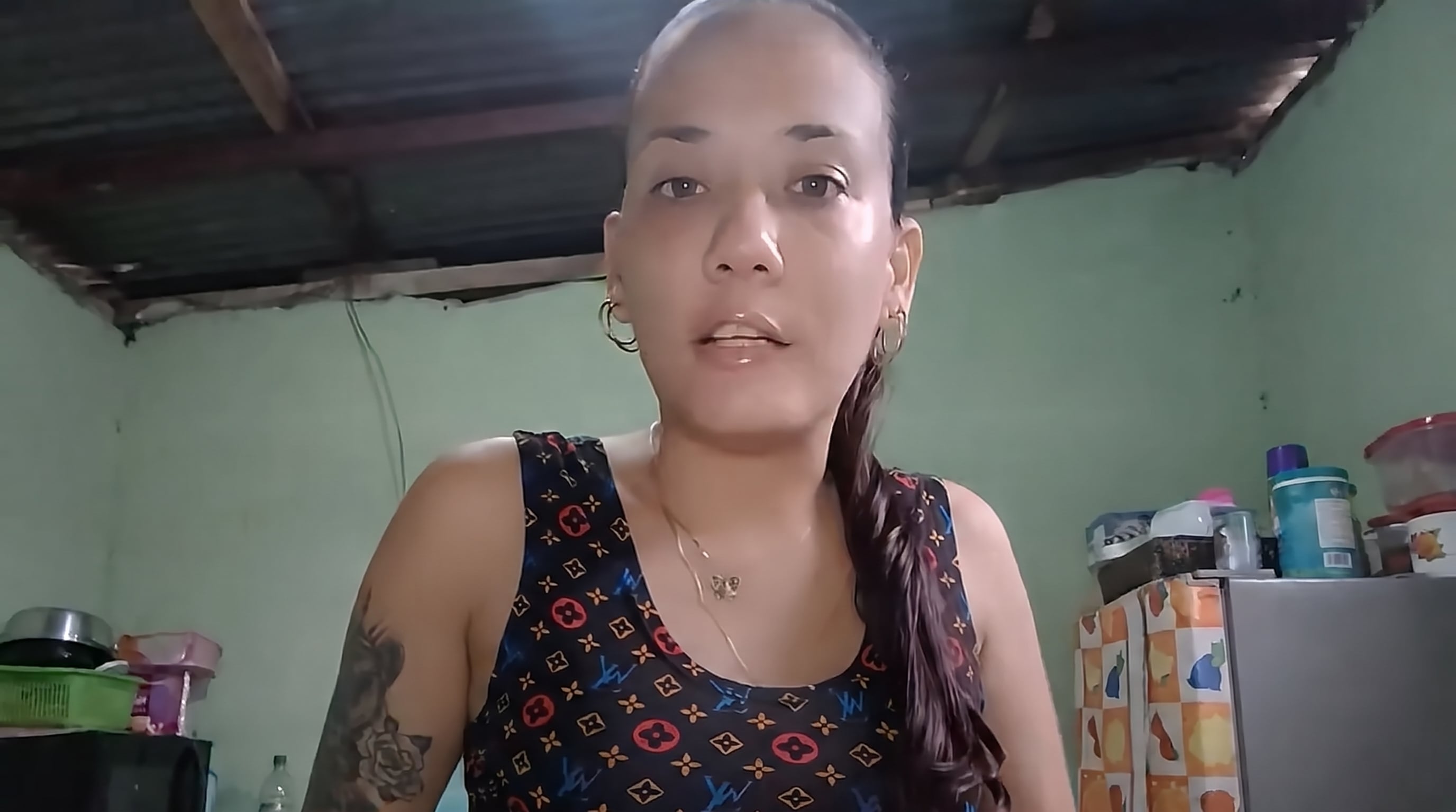 Trabajadora de la salud, madre de dos adolescentes, recibió 4.000 pesos tras un mes completo de labor. Lo que pudo comprar con ese dinero quedó expuesto en un video que circula en redes sociales (Captura de video)
