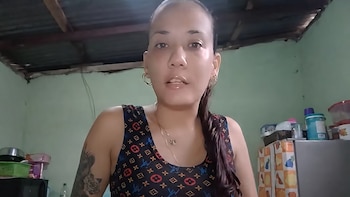 A una enfermera cubana su salario mensual no le alcanza para comprar un paquete de pollo