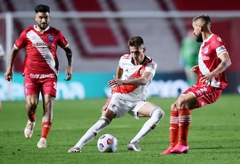 Fútbol - Copa Libertadores - Octavos de final - Partido de vuelta - Argentinos Juniors v River Plate - Estadio Diego Armando Maradona, Buenos Aires, Argentina - 21 de julio de 2021. Braian Romero de River Plate en acción con Miguel Torren de Argentinos Juniors. Pool via REUTERS/Marcelo Endelli - HP1EH7M063638