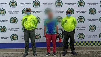 El hombre tocaba las partes