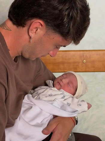 Soulé tiene en brazos a su primer hijo (@matiassoule11)