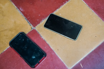 Entre los decomisos se encontraron celulares, dinero en efectivo, una báscula electrónica, marihuana y un vehículo que dio positivo a cocaína. (Foto: FGR)